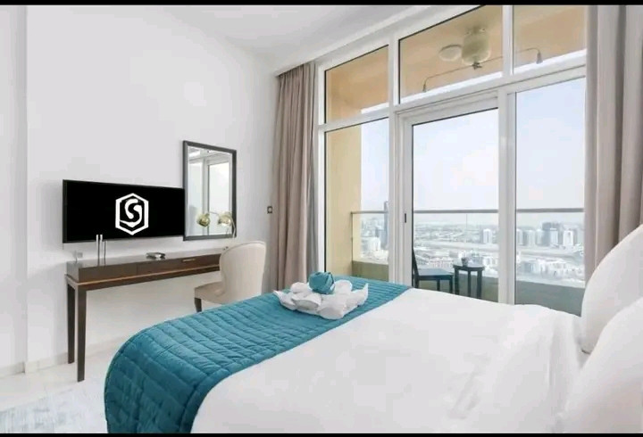 📍 31st Floor | Skyline Views | Private Balcony