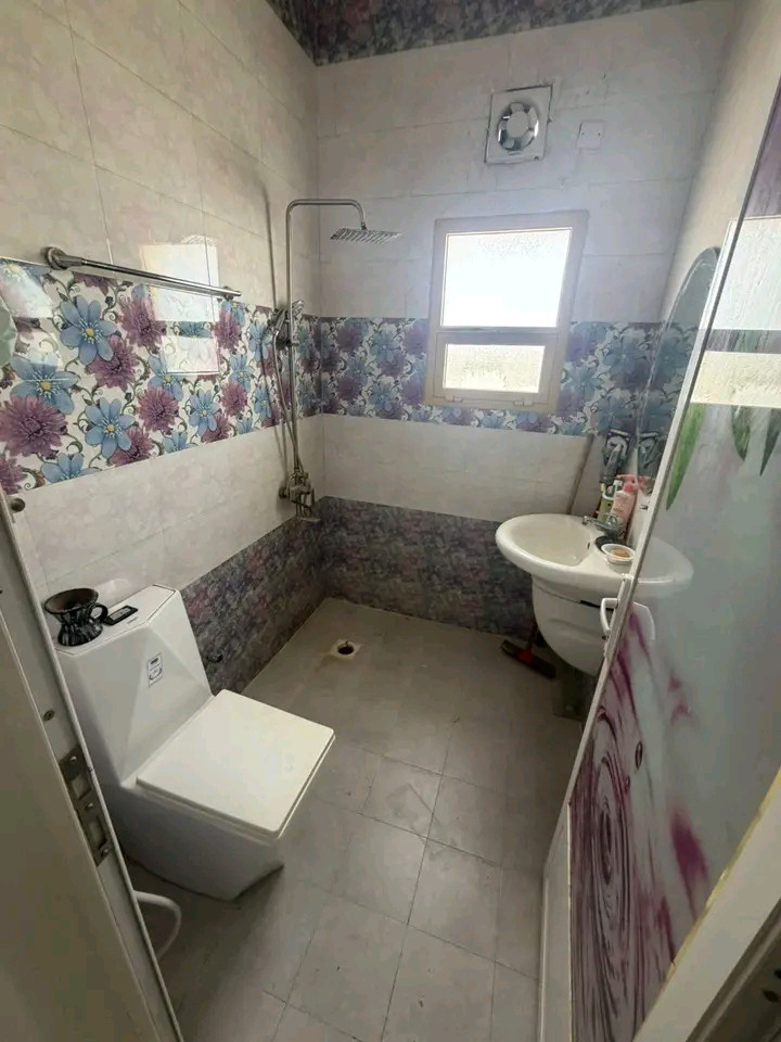 Al Maabilah, one bedroom and a living room