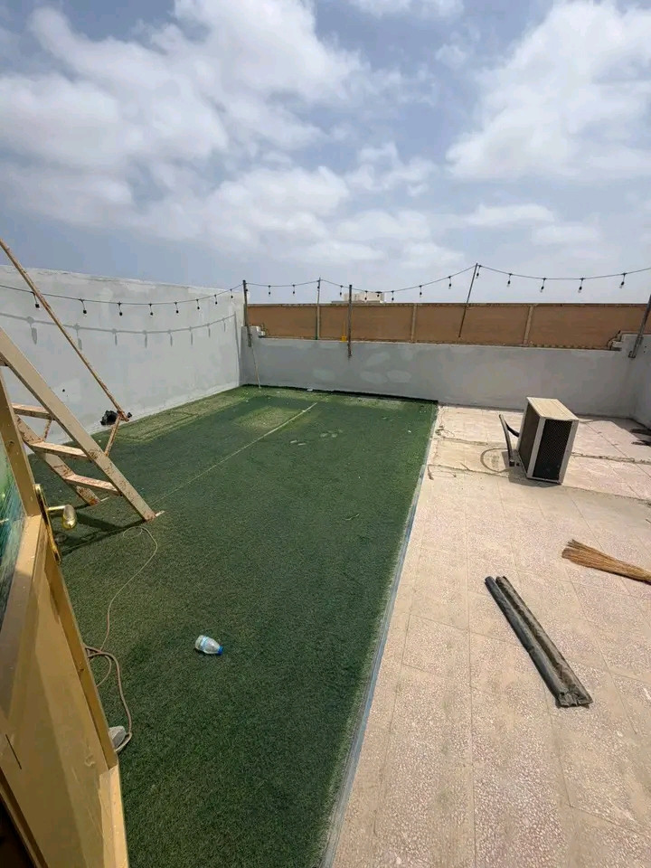 Al Maabilah, one bedroom and a living room