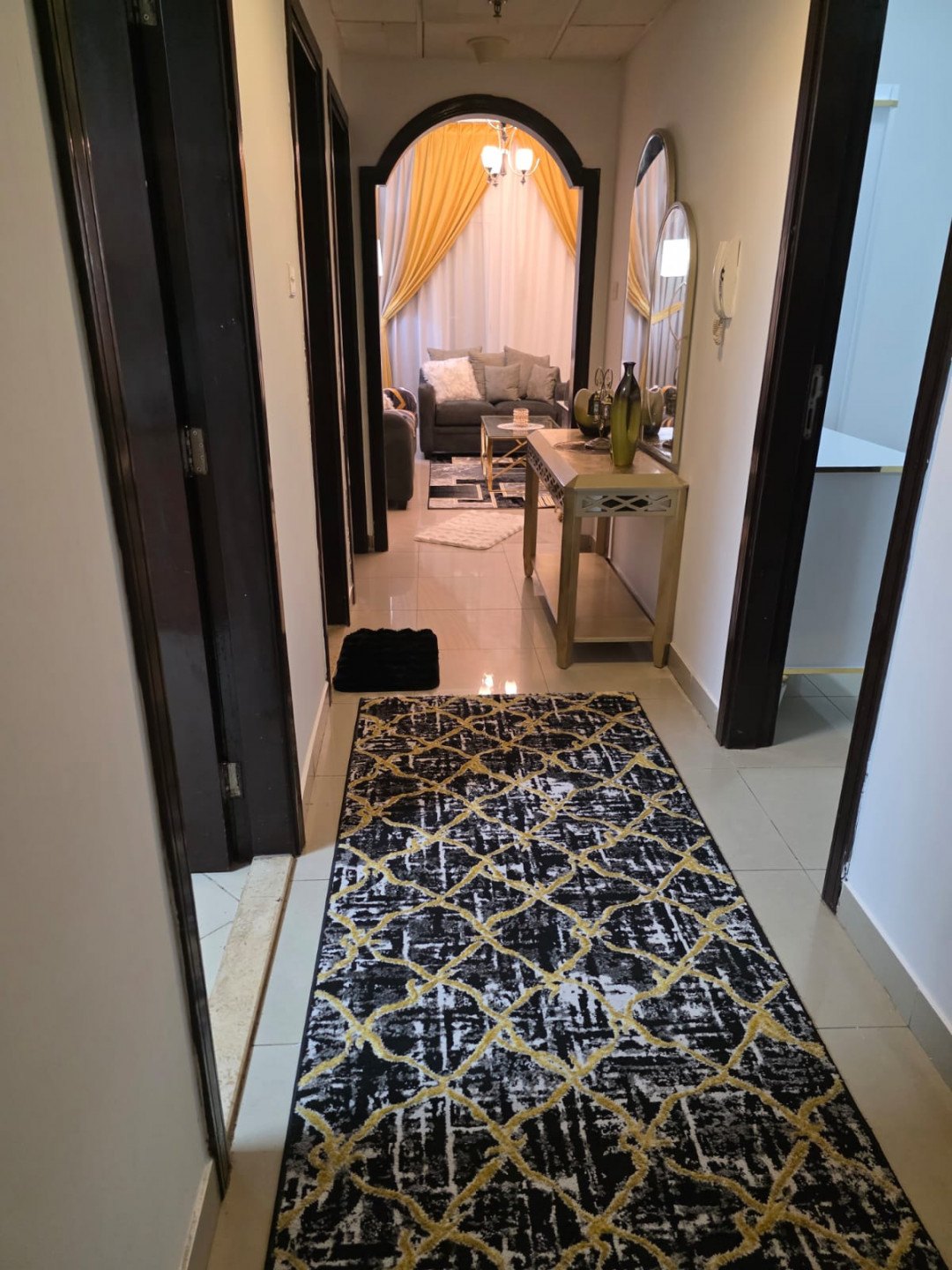 Cooperation, two rooms and a hall