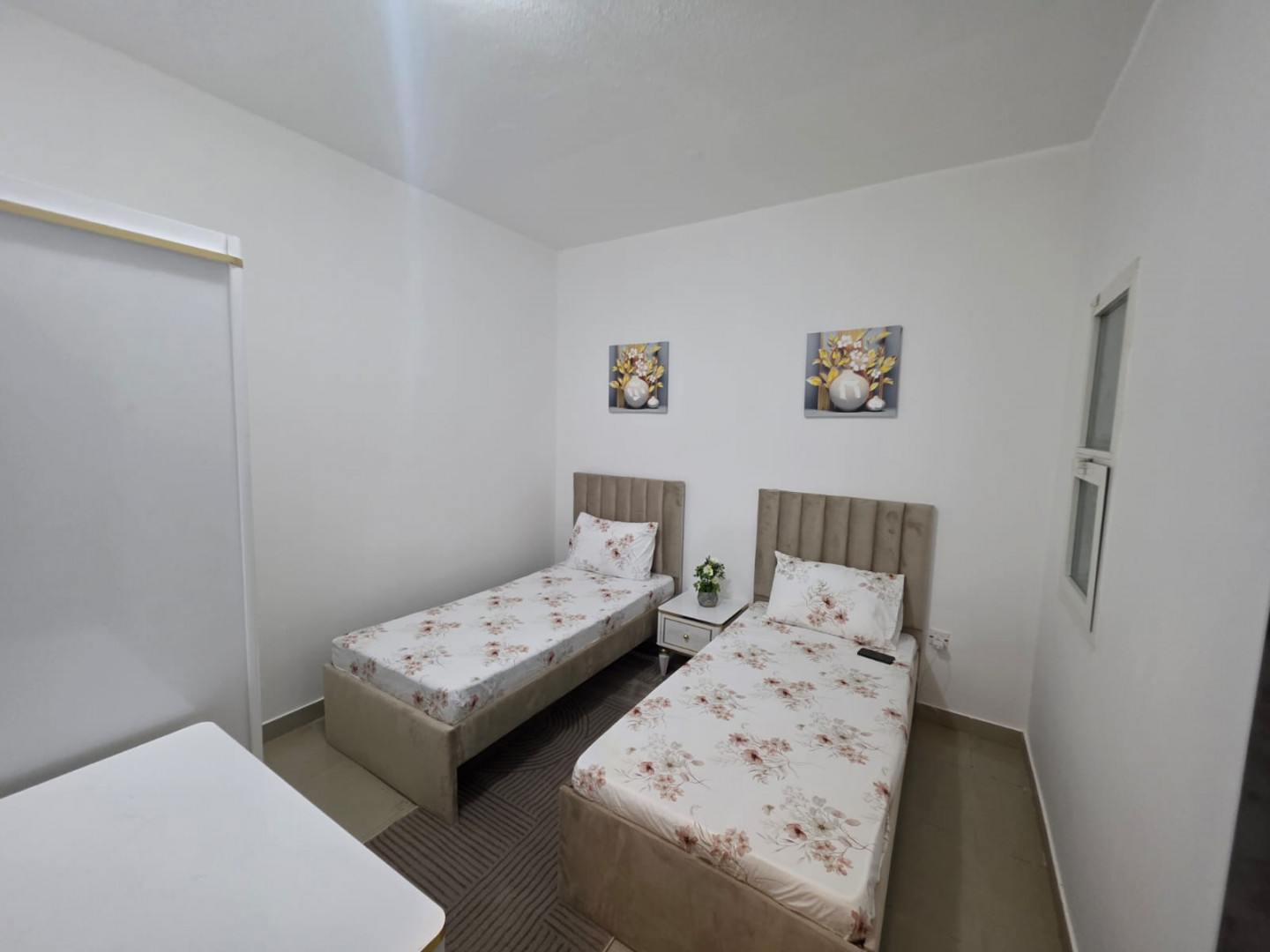 Cooperation, two rooms and a hall