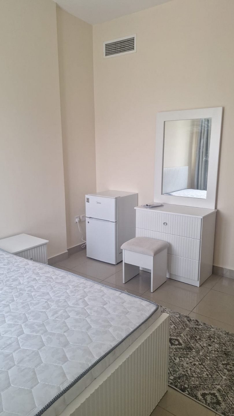 First tenant in a clean girls' apartment