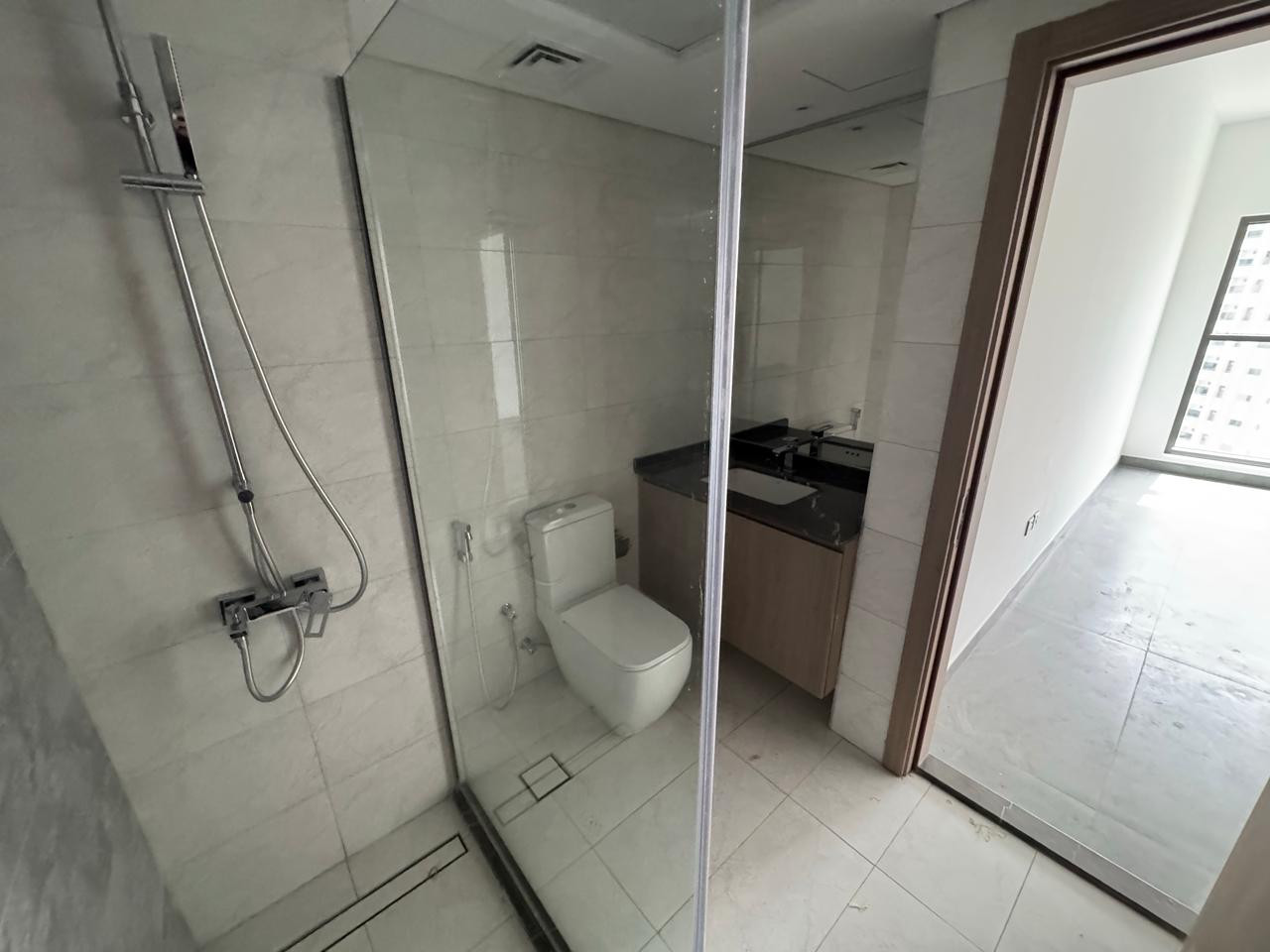 Luxury 3-bedroom apartment with master bedroom and living room | Sharjah | Gym | 2 parking spaces | Swimming pool | Built-in wardrobes | Open terrace