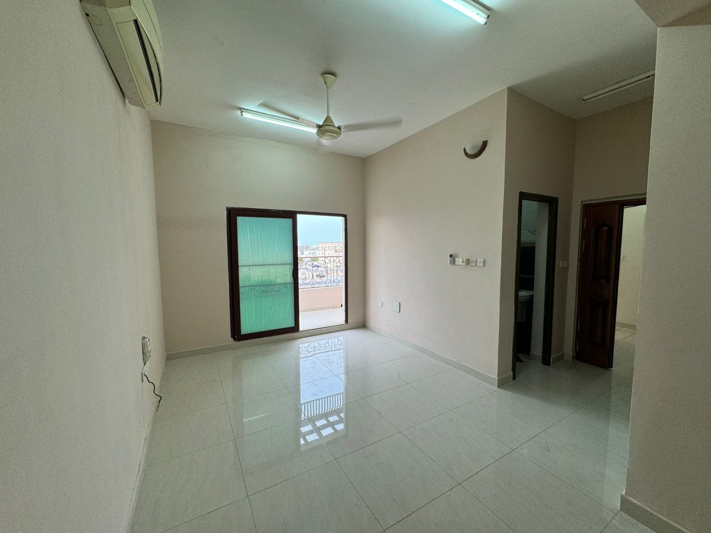 🔥 Cheapest apartment for rent in Al Maabilah 🔥 3 bedrooms and a living room, 180 Omani Riyals, with a balcony, spacious rooms