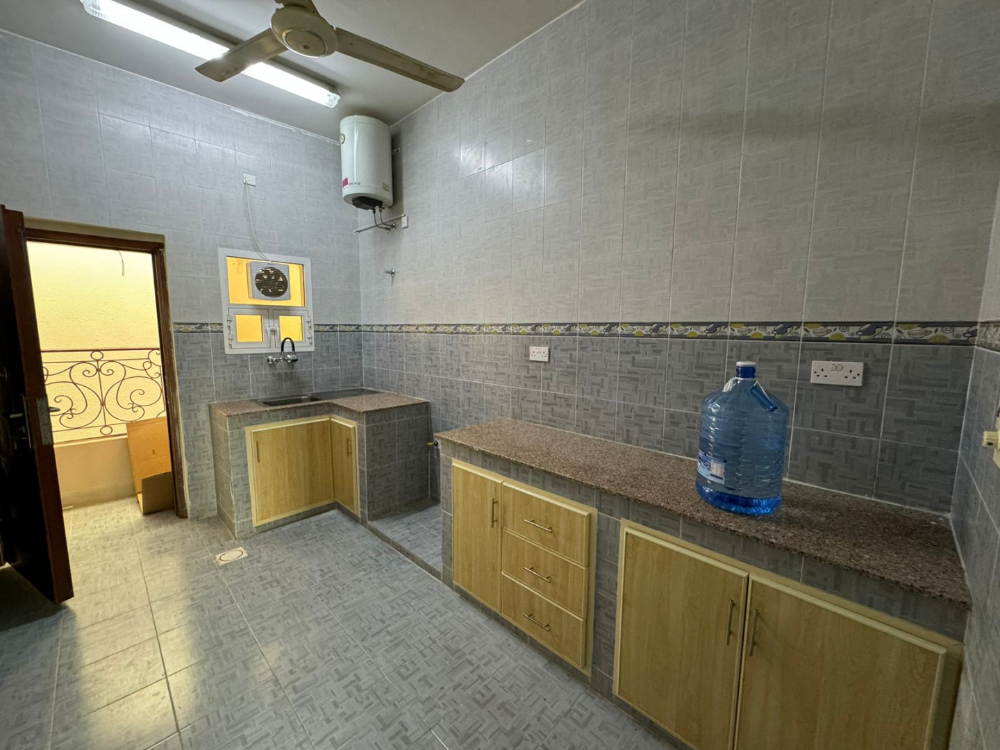🔥 Cheapest apartment for rent in Al Maabilah 🔥 3 bedrooms and a living room, 180 Omani Riyals, with a balcony, spacious rooms