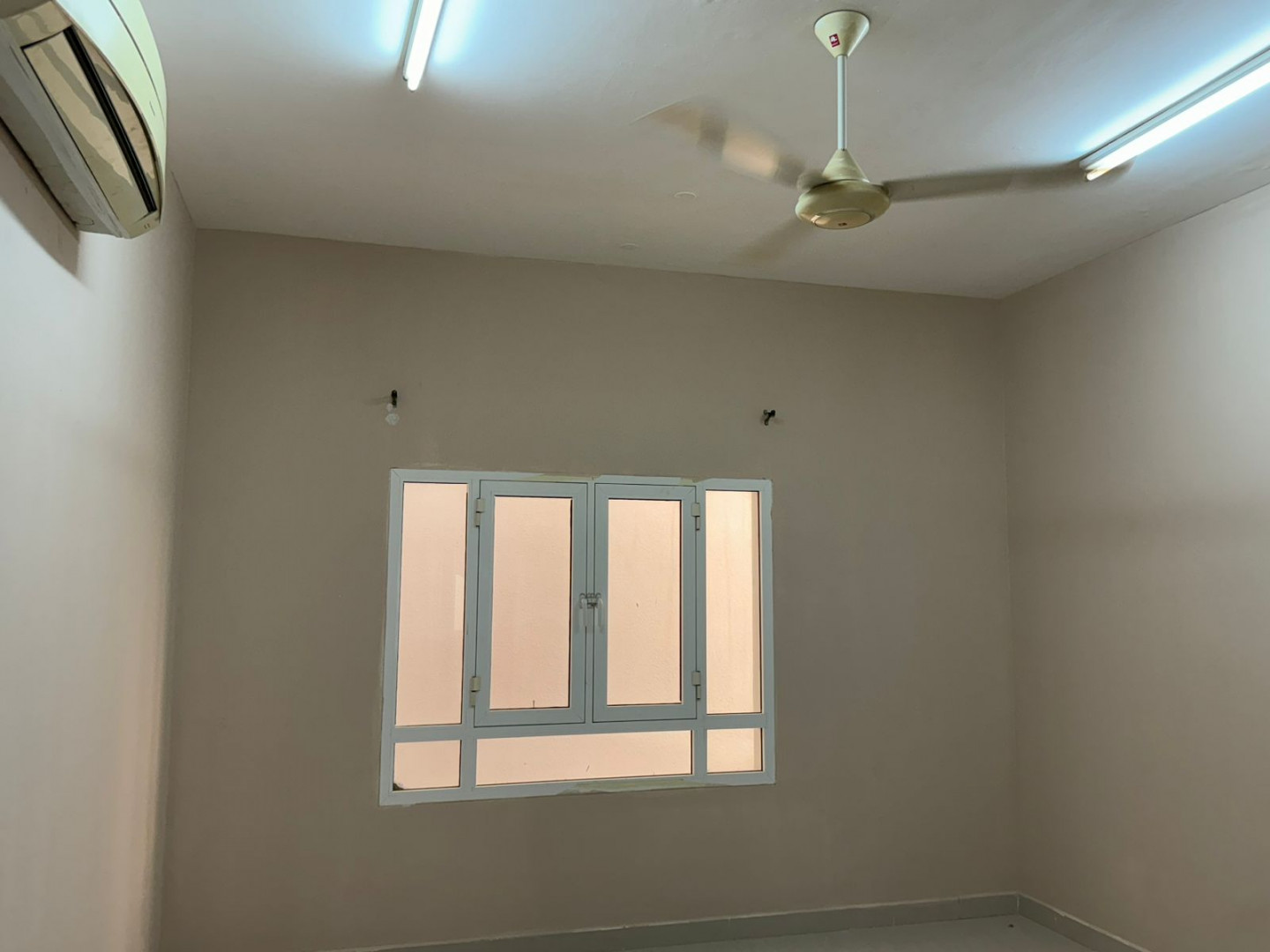 🔥 Cheapest apartment for rent in Al Maabilah 🔥 3 bedrooms and a living room, 180 Omani Riyals, with a balcony, spacious rooms