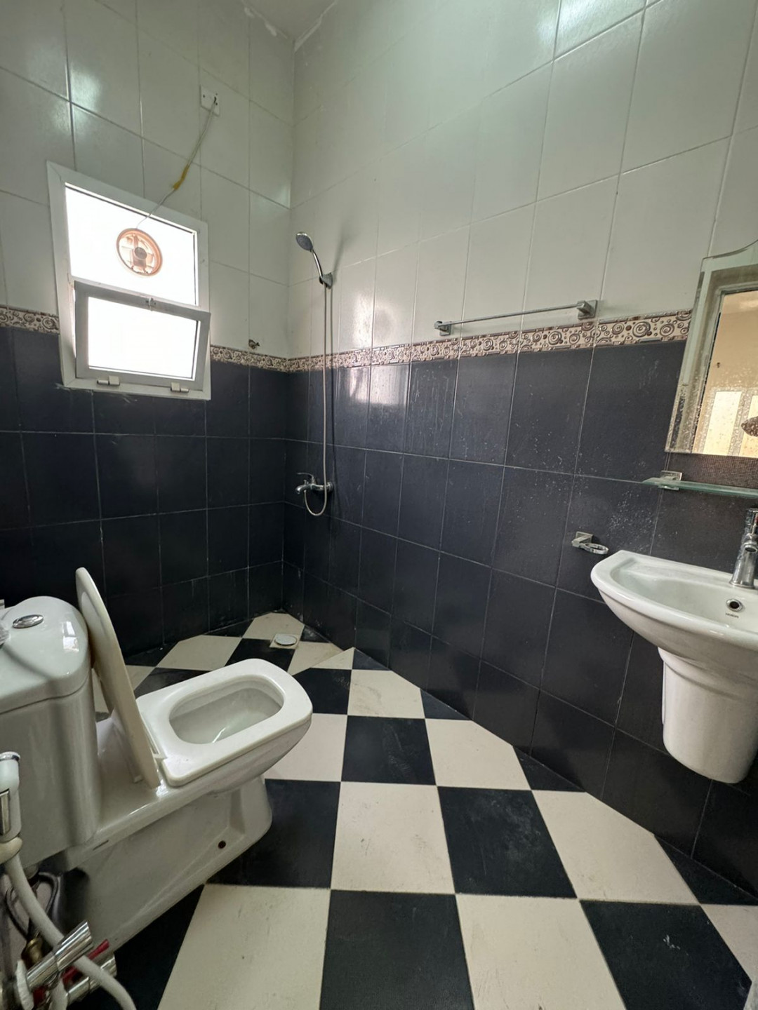 🔥 Cheapest apartment for rent in Al Maabilah 🔥 3 bedrooms and a living room, 180 Omani Riyals, with a balcony, spacious rooms