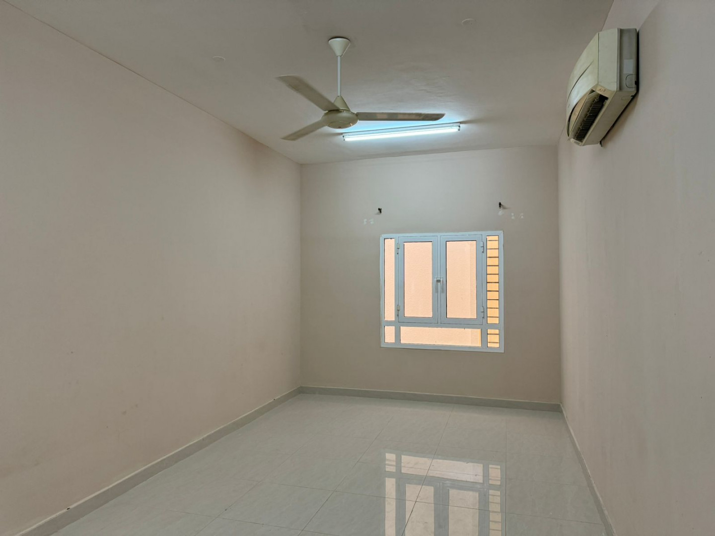 arkhs-shk-llaygar-fy-almaabyl-3ghrfh-osalh-180-ryal-aaman-maa-shrfh-ghrf-oasaah61781611810.jpeg