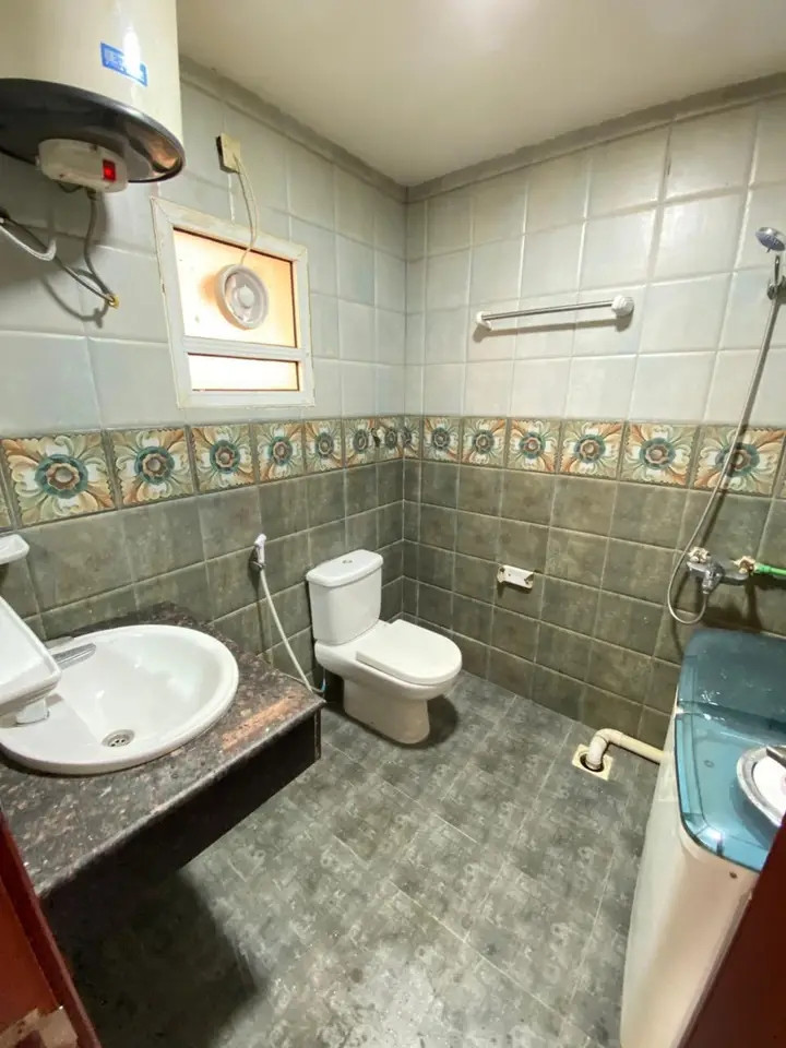 Studio apartment with one room, bathroom, and standard kitchen