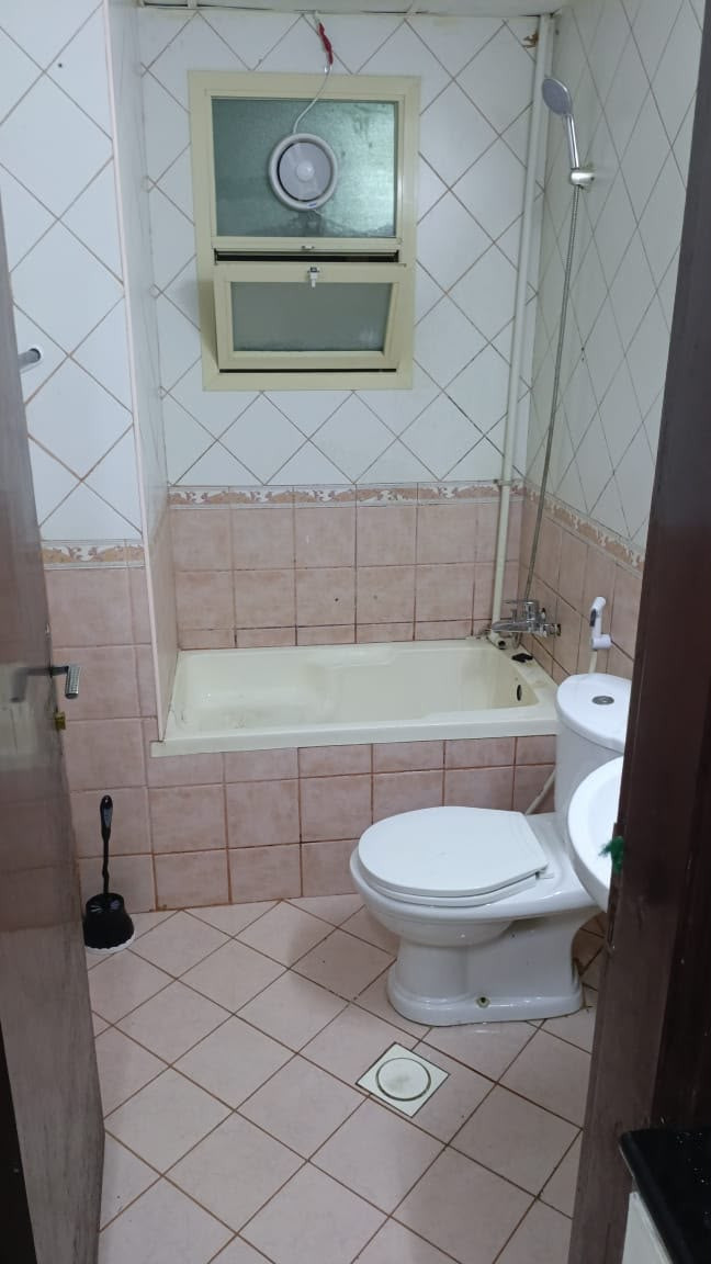 Studio apartment with very clean furnishings and close to everything.
