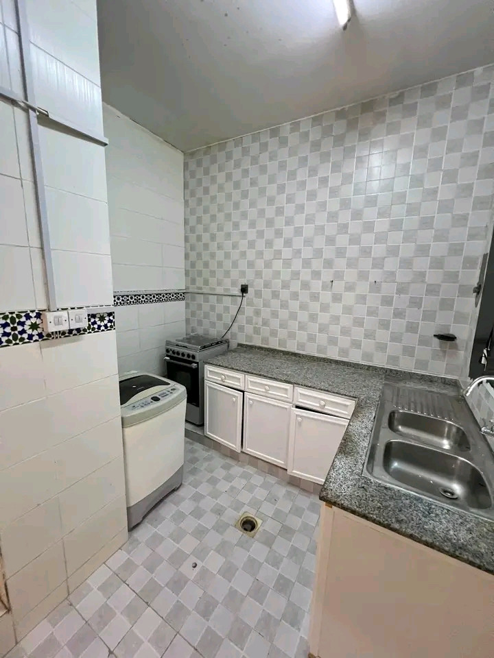 Studio apartment with room, bathroom, and kitchen at an excellent price.