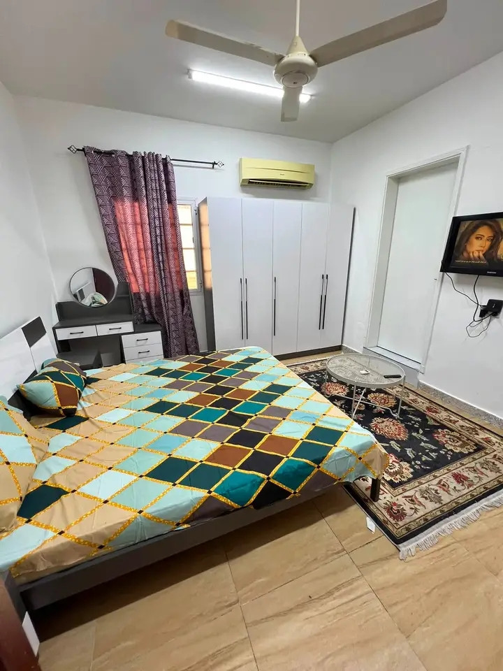 Studio apartment with room, kitchen, and bathroom, close to all amenities.