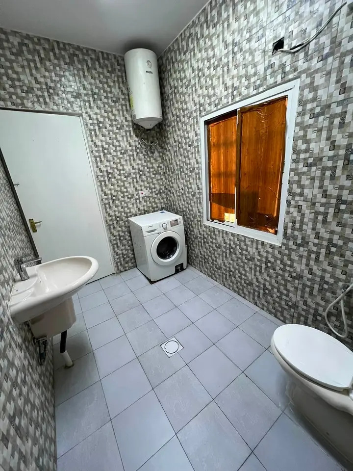 Studio apartment with room, kitchen, and bathroom, close to all amenities.