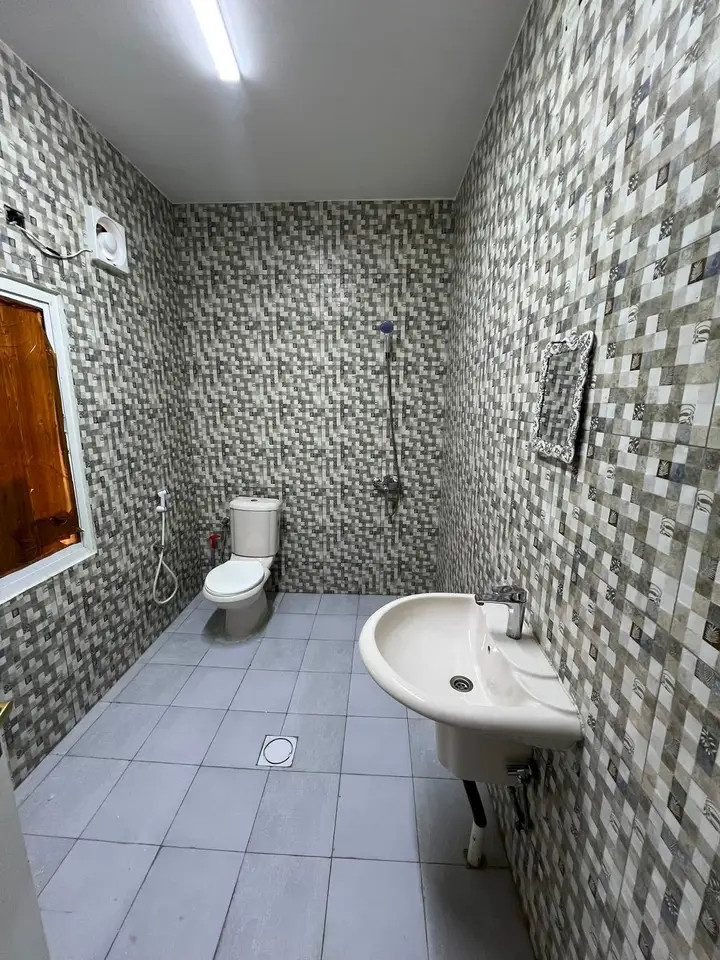 Studio apartment with room, kitchen, and bathroom, close to all amenities.