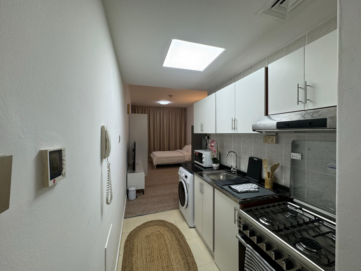 Furnished studio apartment in a prime location in the Orient Towers