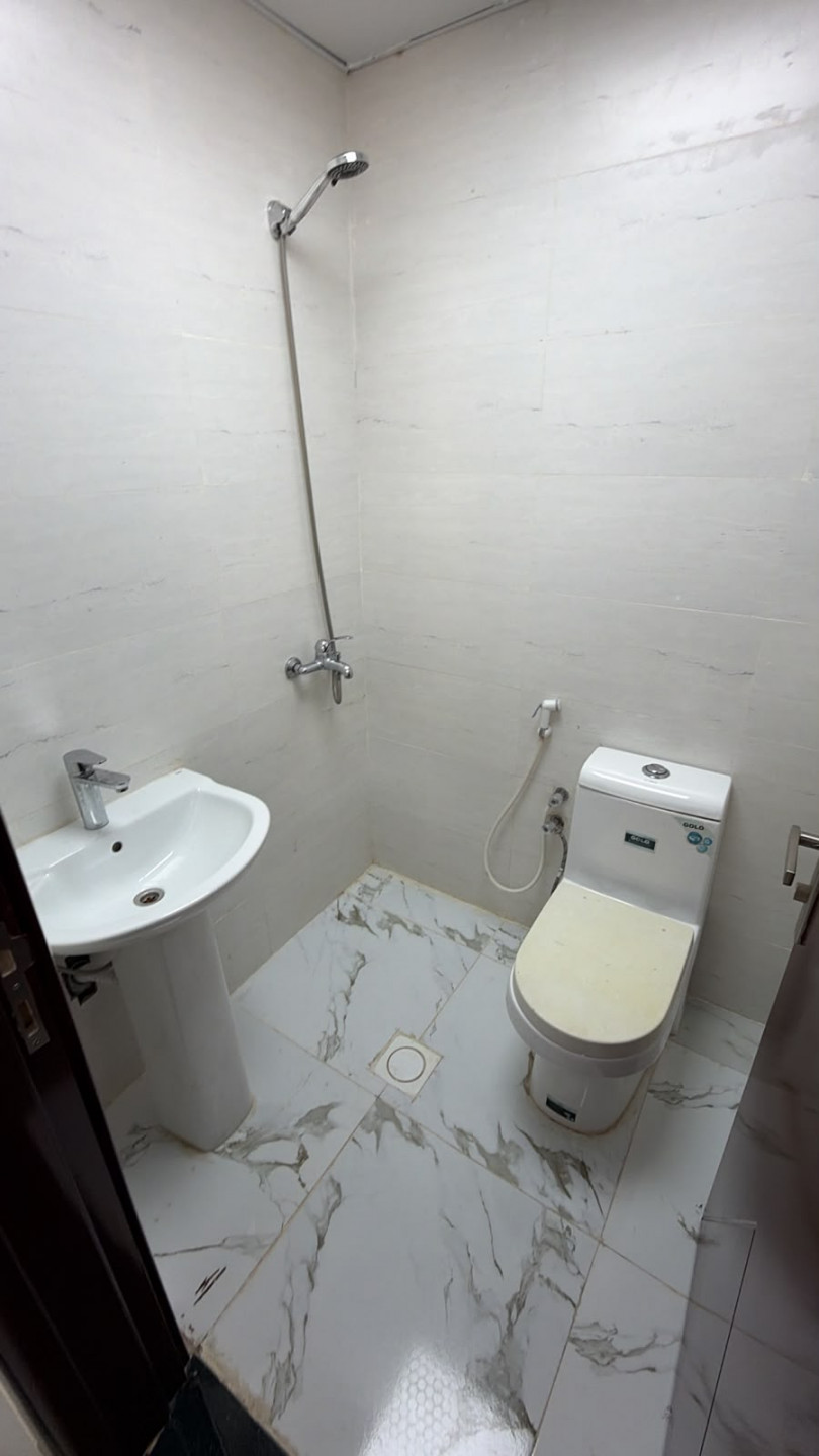 Furnished studio apartment with hotel-style furniture, first occupancy