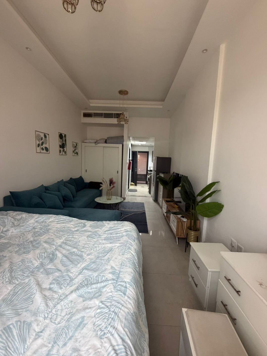 Furnished studio with hotel-style furniture