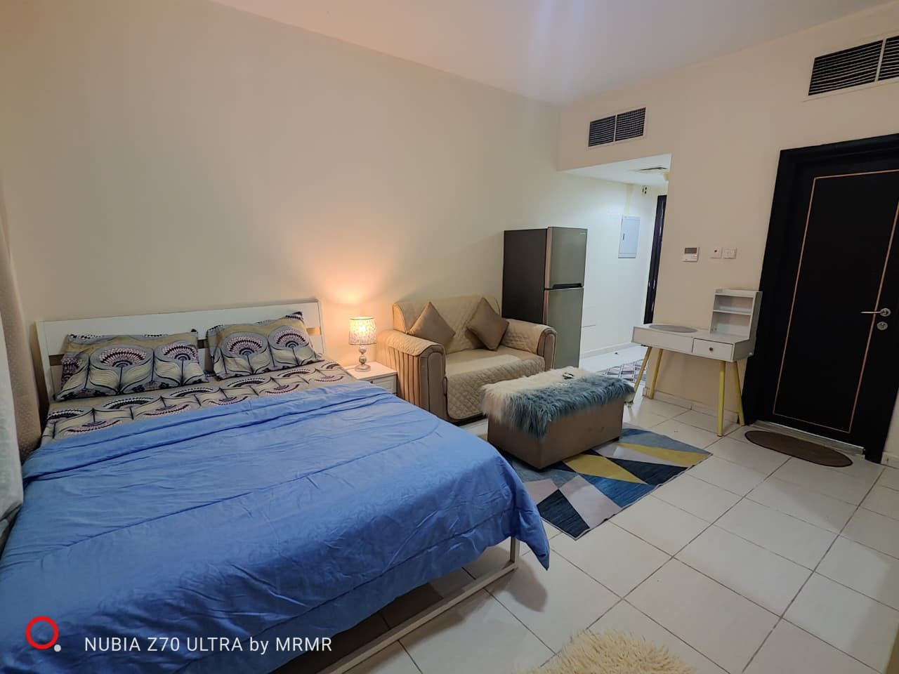 Furnished studio with hotel-style furniture