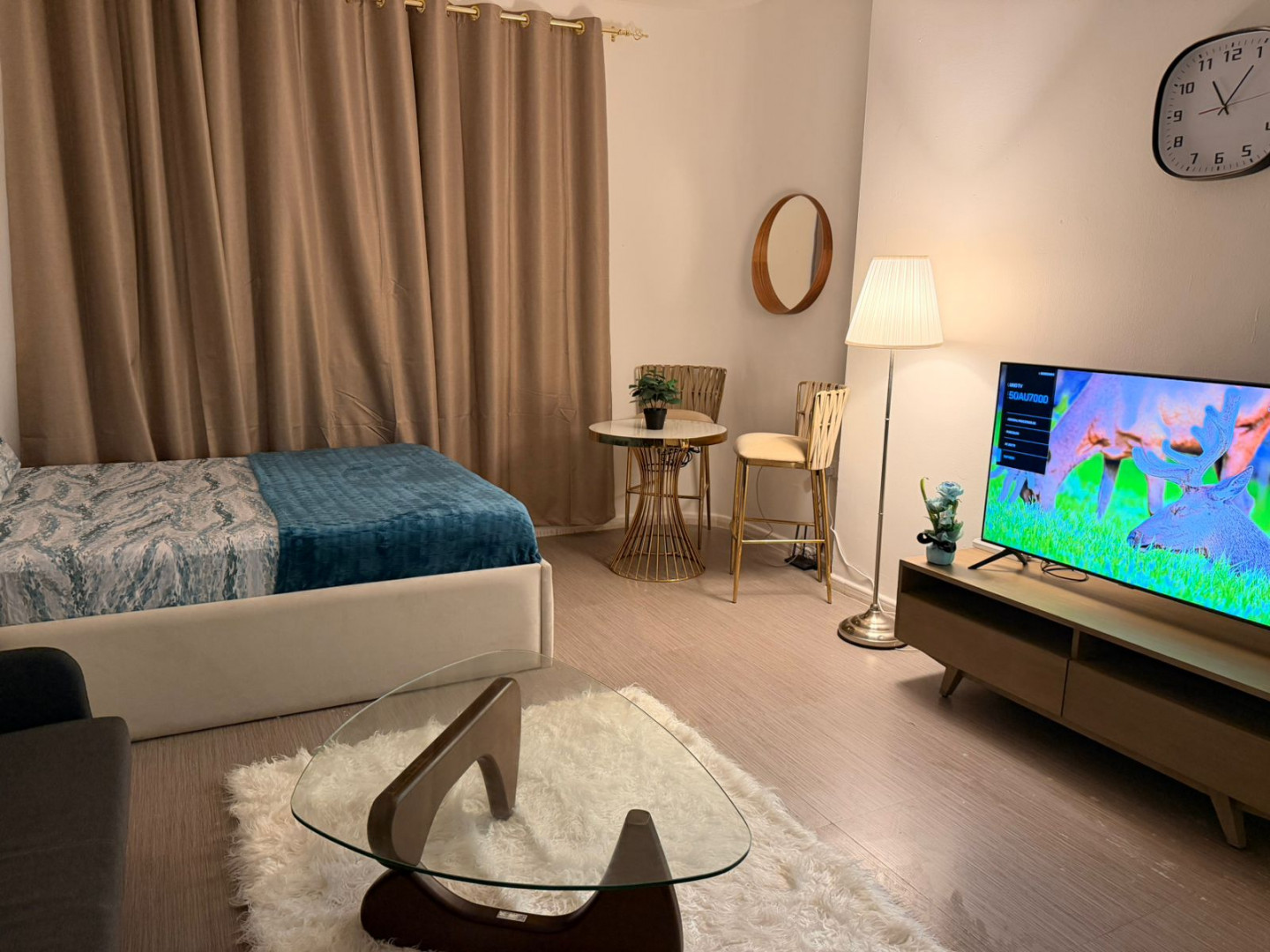 Furnished studio with hotel-style furniture