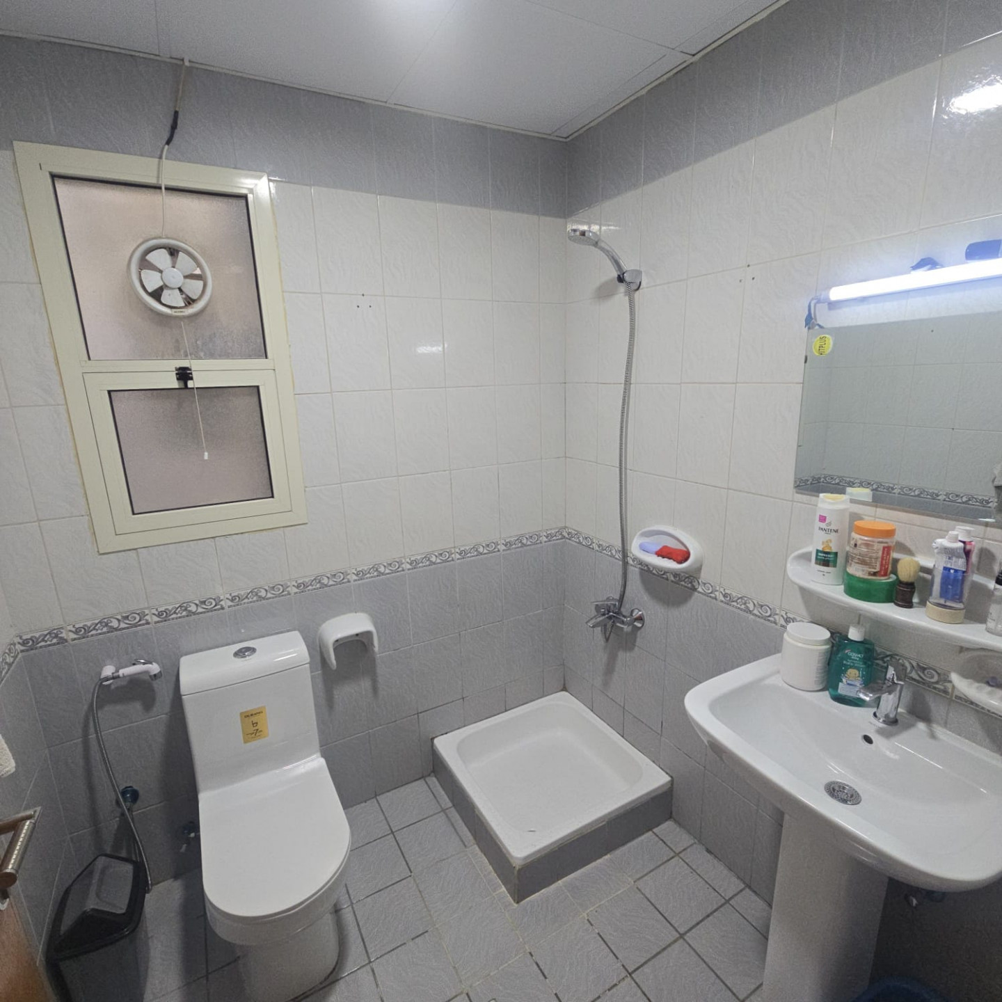 Furnished studio apartment, clean furnishings
