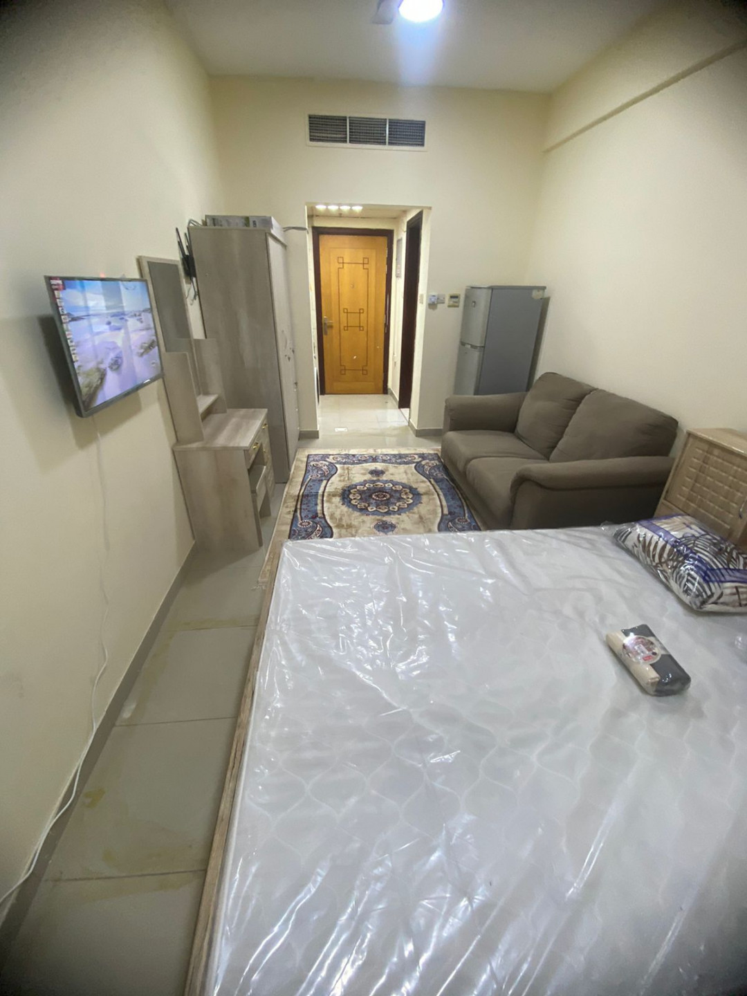 Furnished studio apartment, clean furnishings