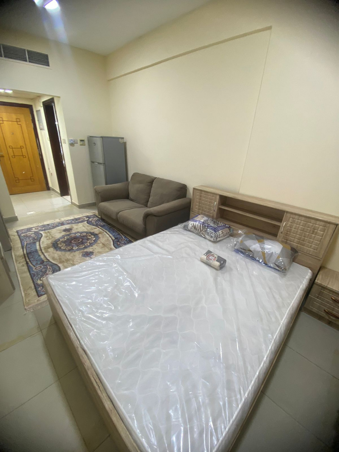 Furnished studio apartment, clean furnishings