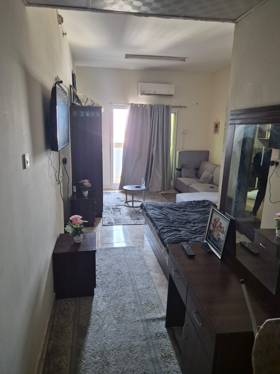 Furnished studio apartment, clean furnishings