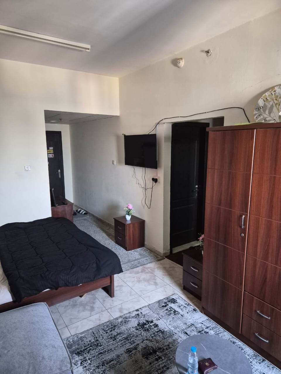 Furnished studio apartment, clean furnishings