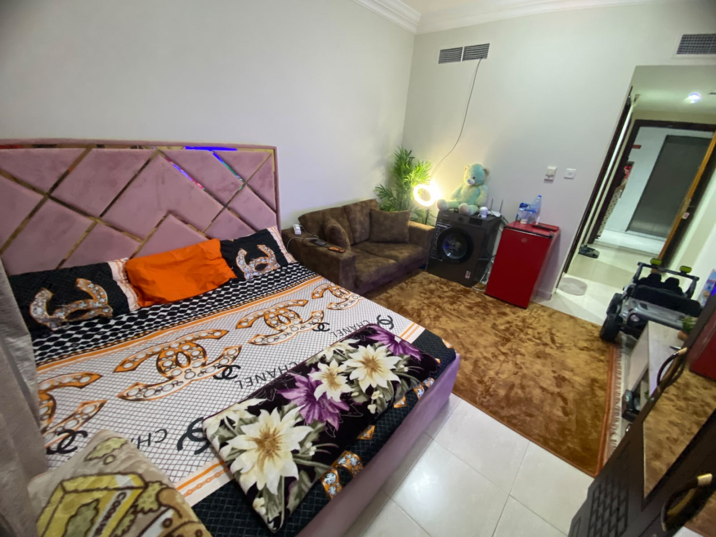 Furnished studio apartment, clean furnishings, first occupancy