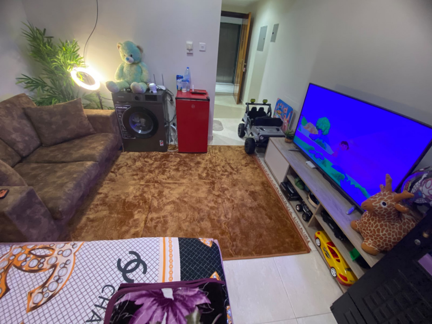 Furnished studio apartment, clean furnishings, first occupancy
