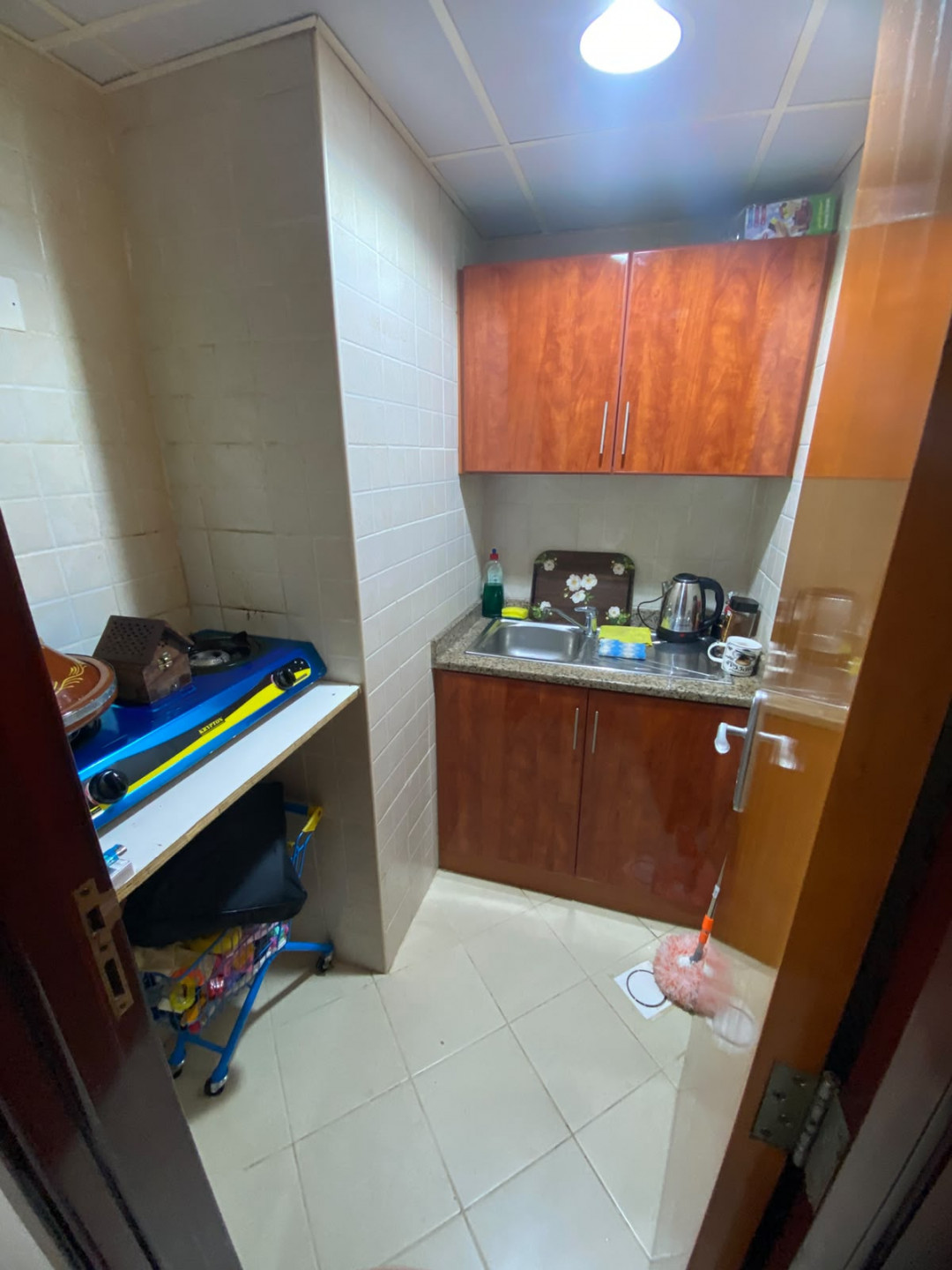 Furnished studio apartment, clean furnishings, first occupancy