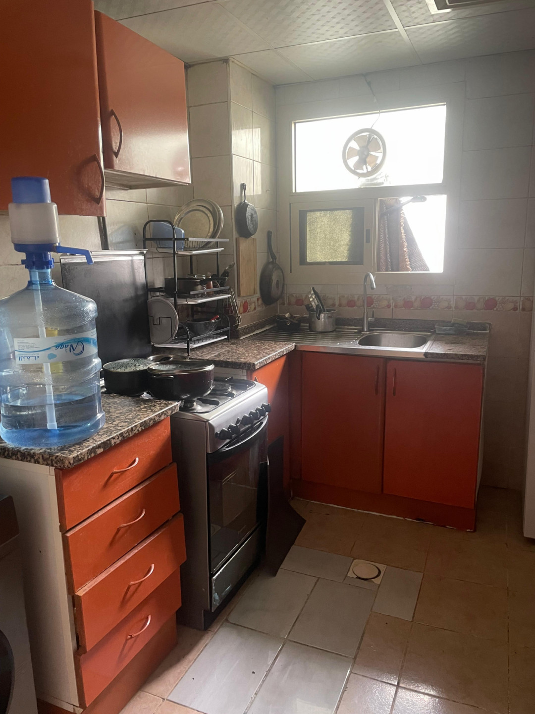 Furnished studio apartment, clean, spacious, with a kitchen.