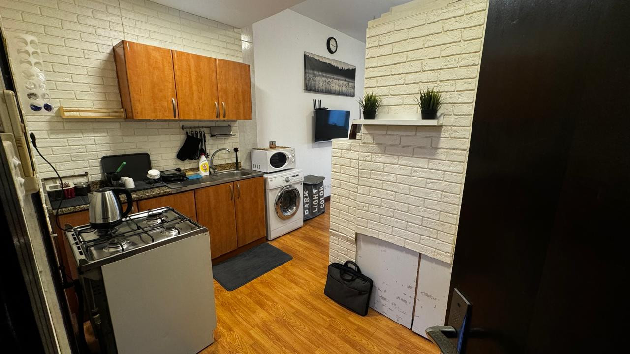 Furnished studio apartment, clean, spacious, with a kitchen.
