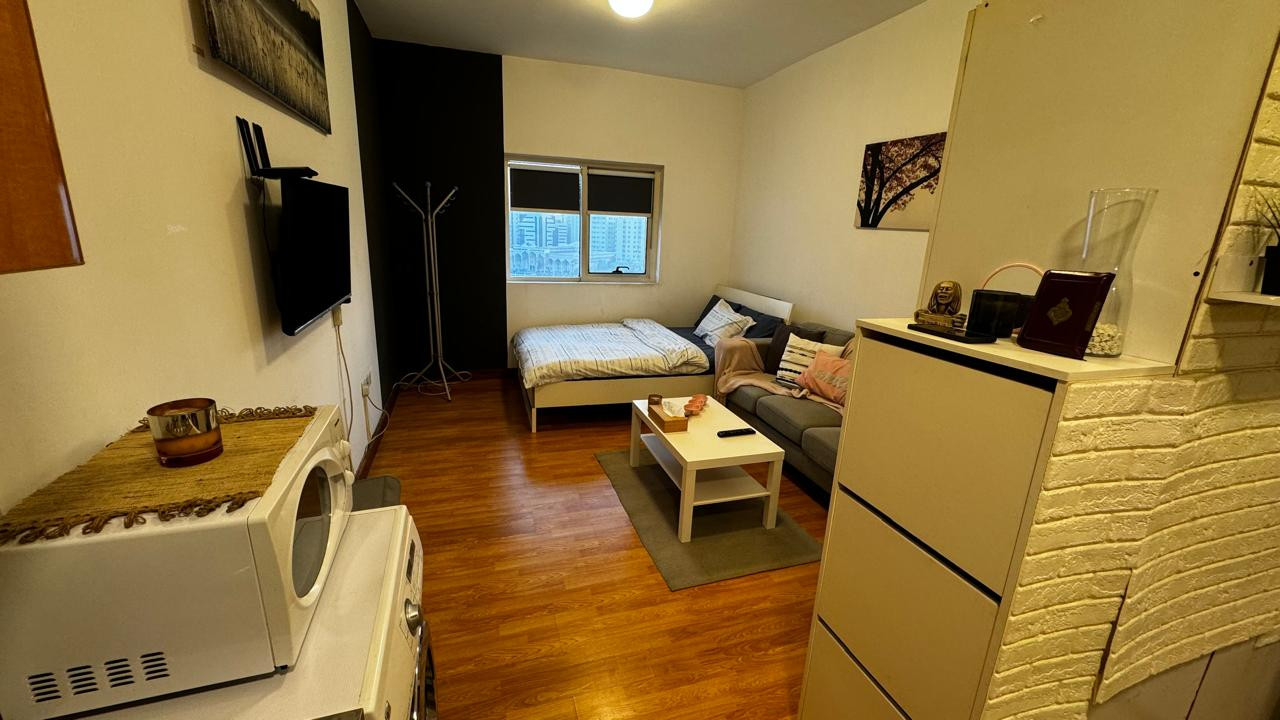 Furnished studio apartment, clean, spacious, with a kitchen.