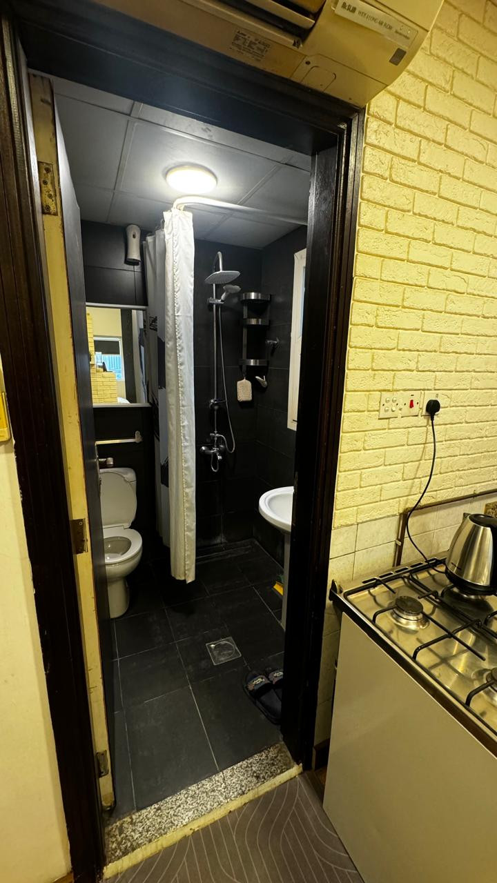 Furnished studio apartment, clean, spacious, with a kitchen.