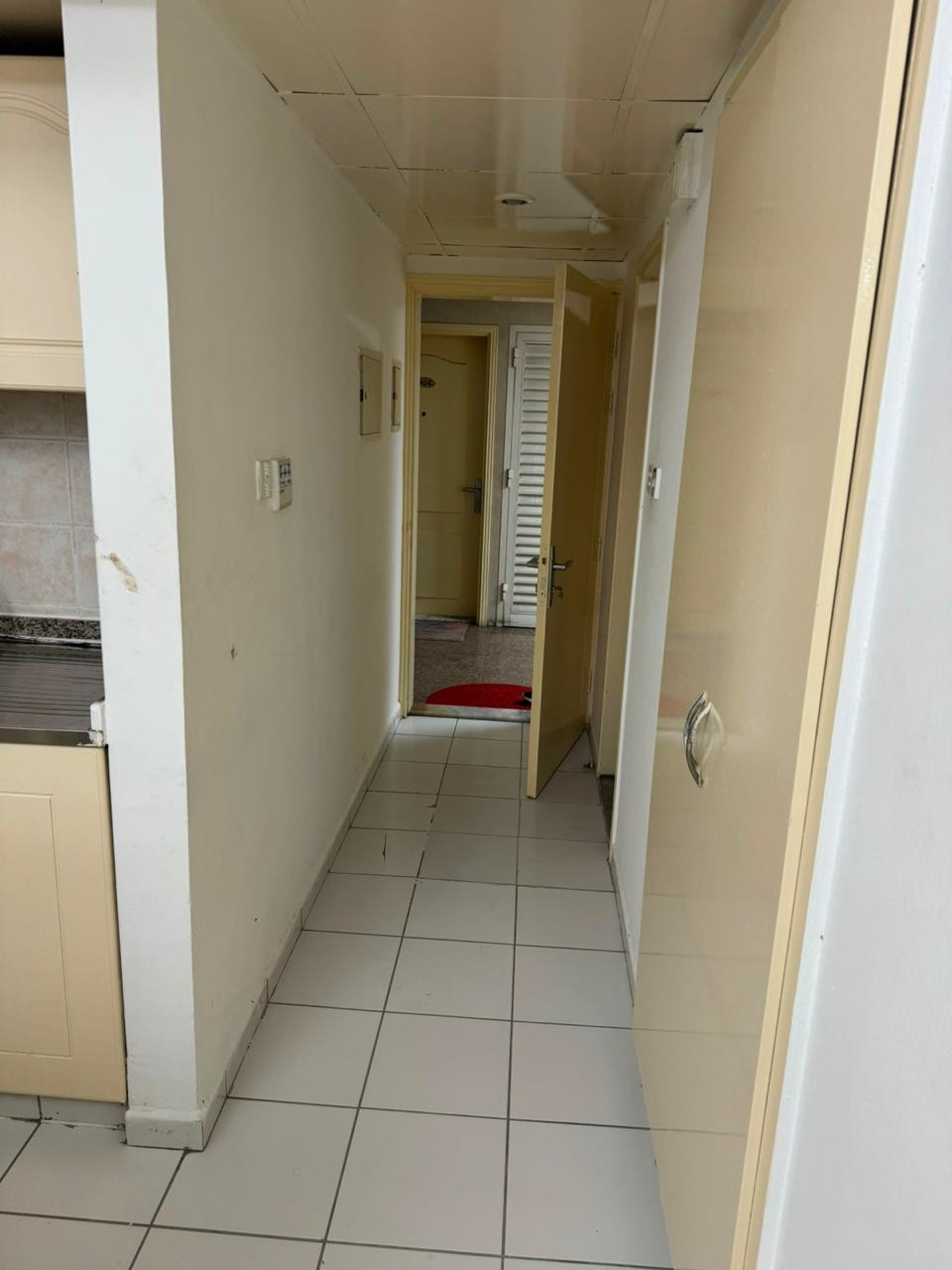 Furnished studio apartment, clean, spacious, with a kitchen.