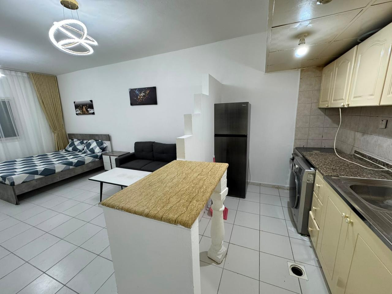 Furnished studio apartment, clean, spacious, with a kitchen.