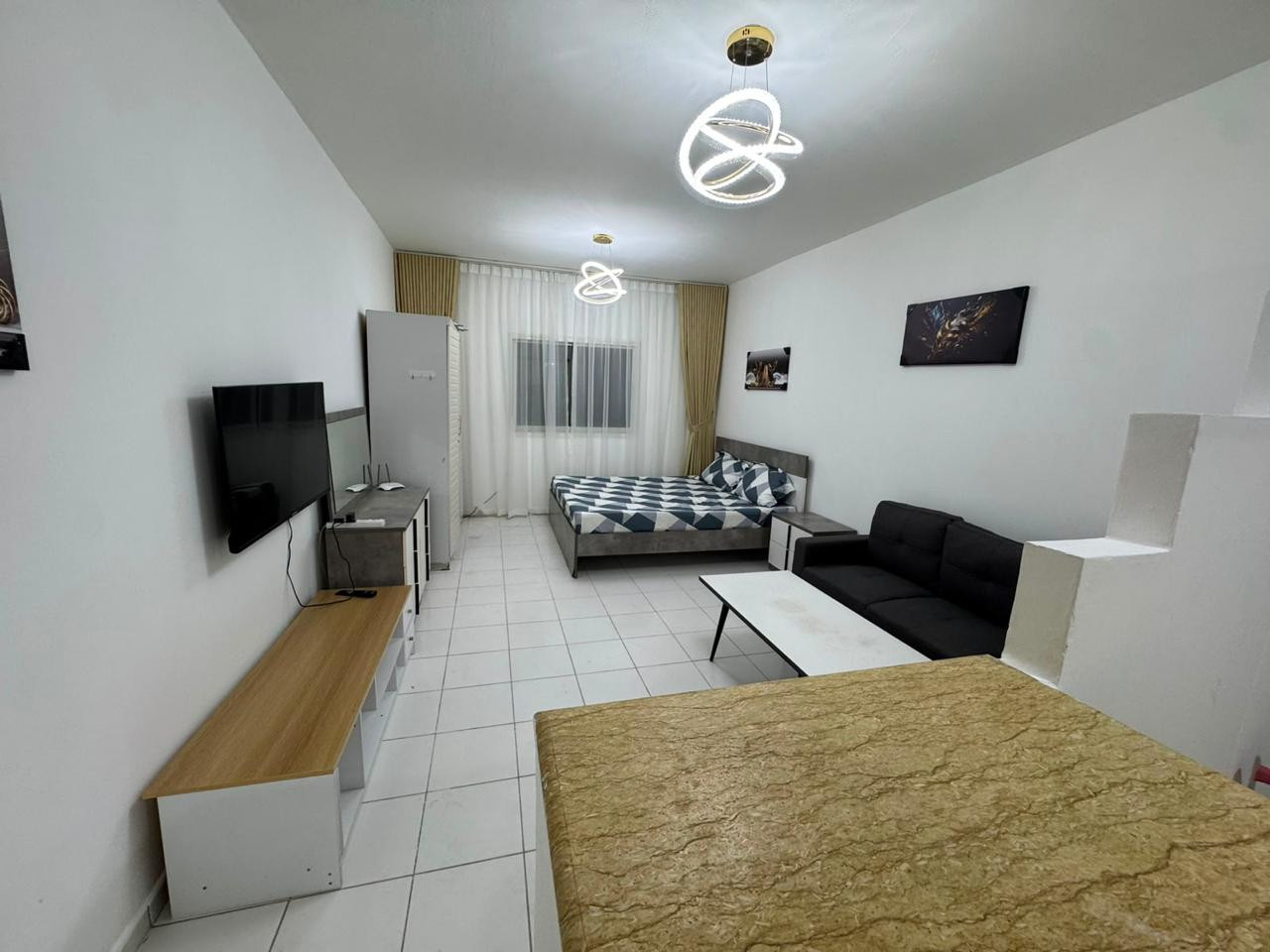 Furnished studio apartment, clean, spacious, with a kitchen.