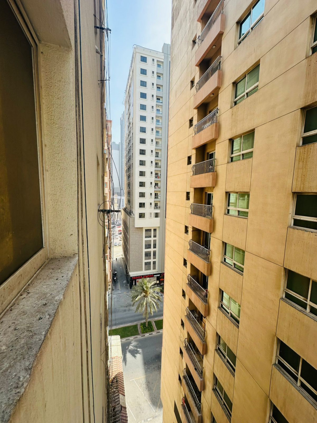 Furnished studio apartment, clean furniture, spacious