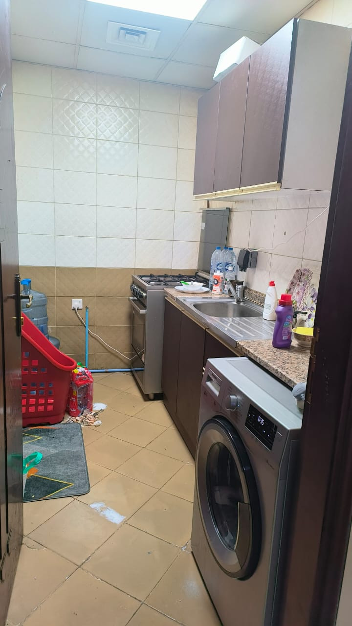 Furnished studio apartment, clean furnishings, spacious, separate kitchen