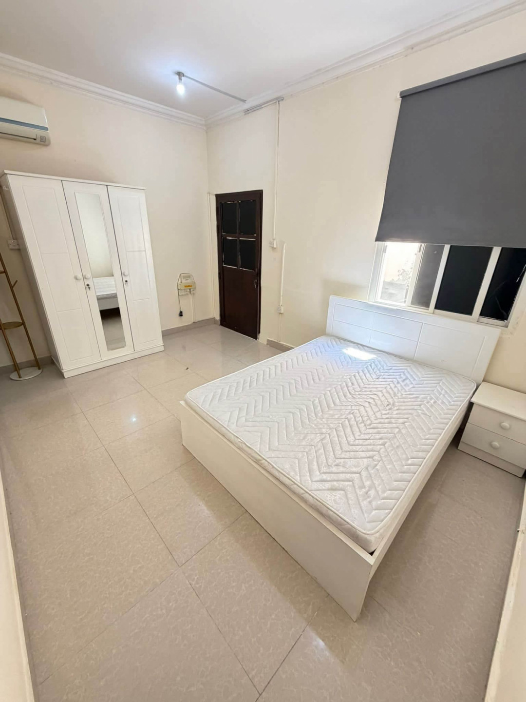 Furnished studio with a rear annex yard