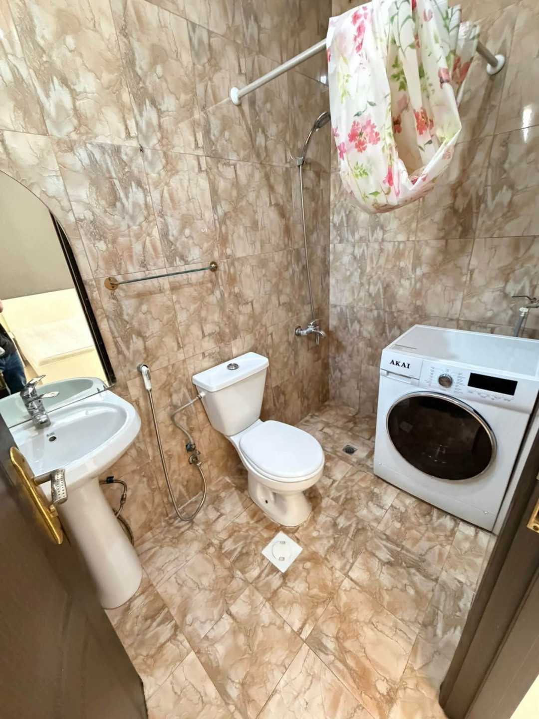 Furnished studio with a rear annex yard