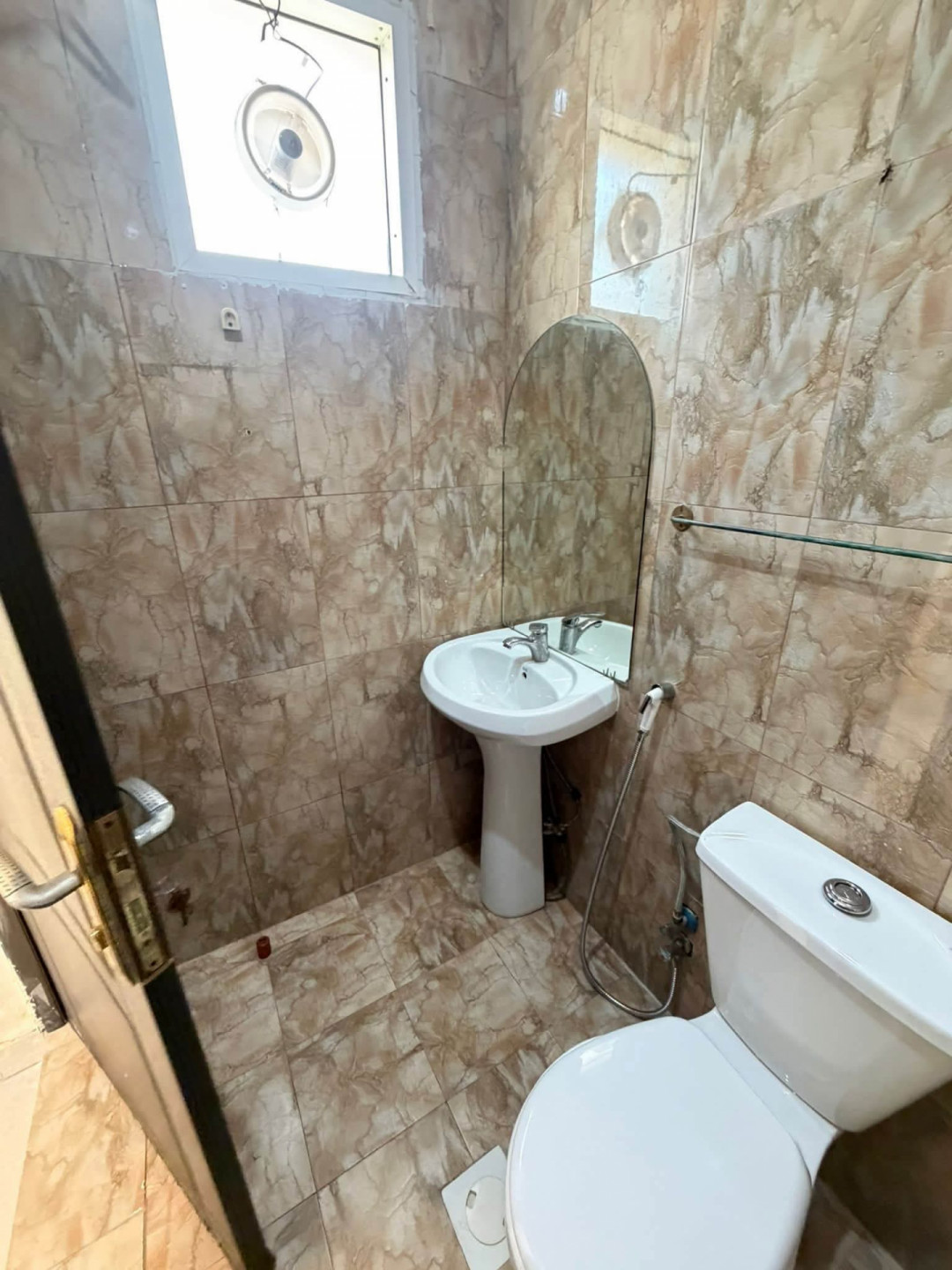 Furnished studio with a rear annex yard