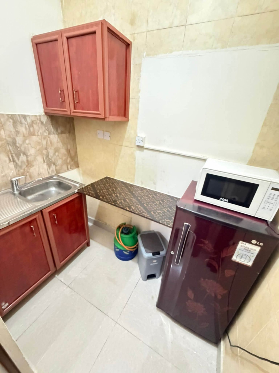 Furnished studio with a rear annex yard