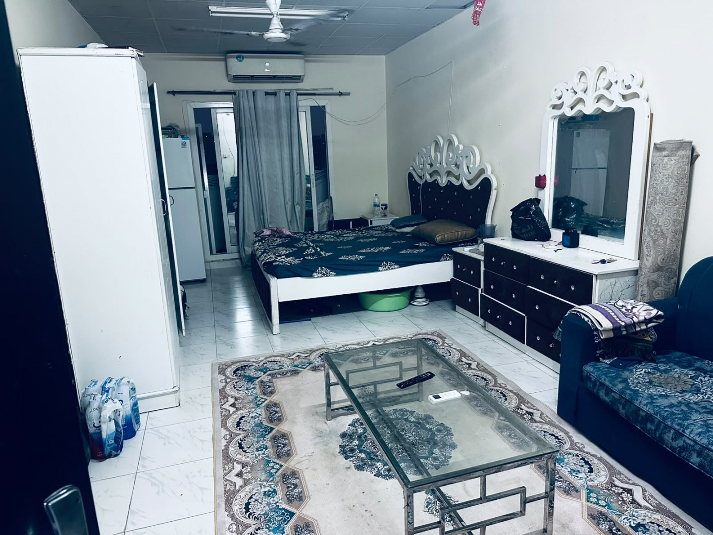 Furnished studio with separate kitchen