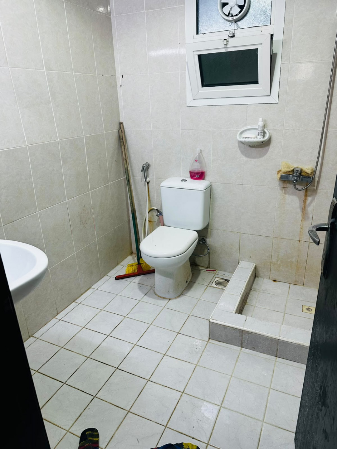 Furnished studio with separate kitchen