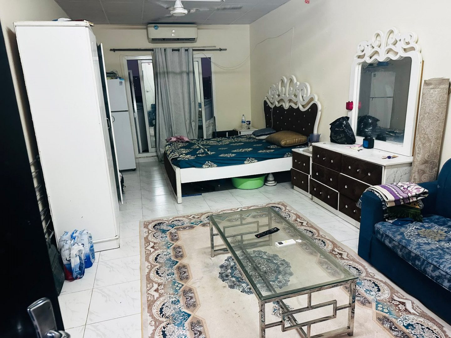 Furnished studio with separate kitchen