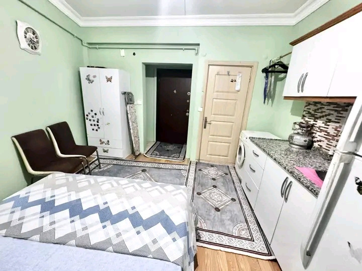Furnished studio apartment on the ground floor with clean furnishings