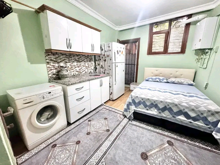 Furnished studio apartment on the ground floor with clean furnishings