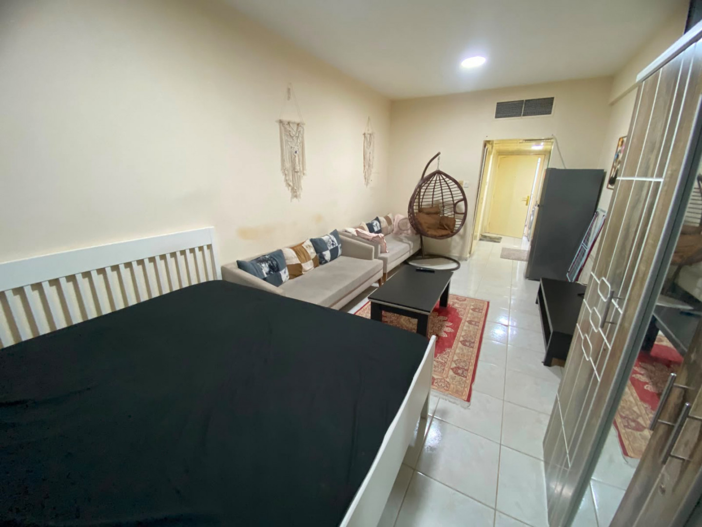 Furnished studio apartment, second occupancy